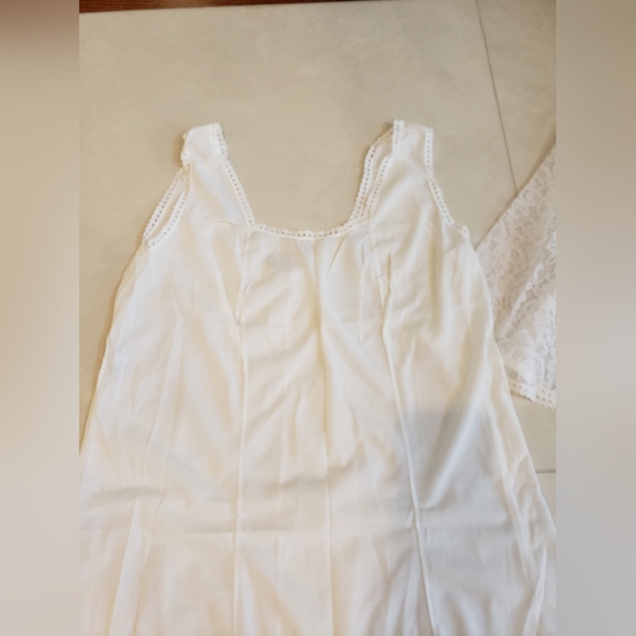 Brand new Women's Italian Size 4 Lingerie- robe, 2 nightgowns and a garter band - Picture 9 of 9